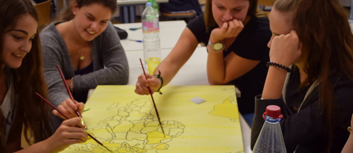 Schule international: Wo AvH-Schüler ihre Wurzeln haben Arbeit an der Weltkarte