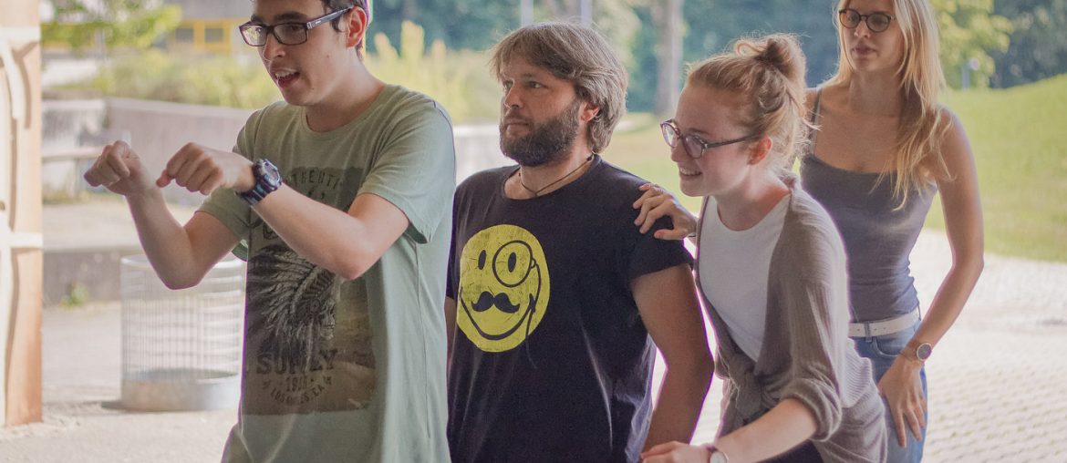 Busbesatzung mit Tiger