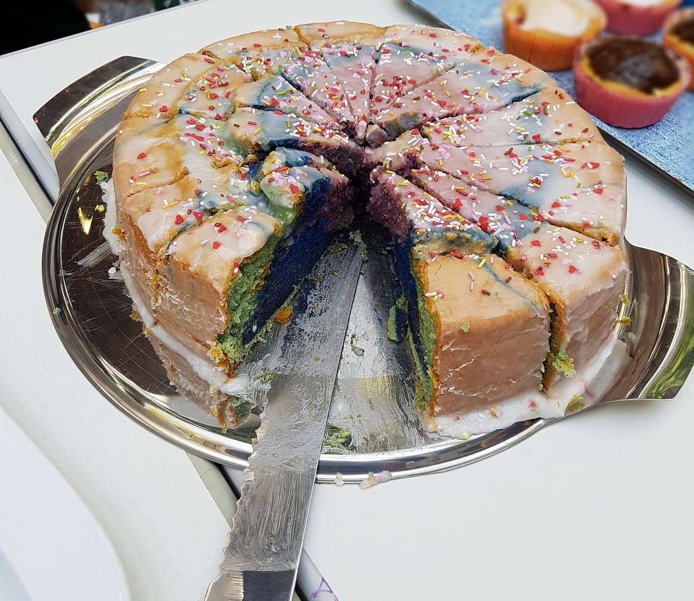 Wirklich bunt: Regenbogentorte