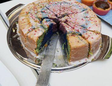 Wirklich bunt: Regenbogentorte