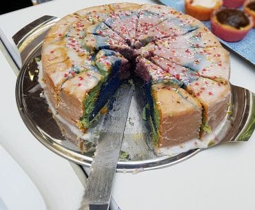 Eine Regenbogentorte als politisches Statement: Projekt „Backen gegen Rechts“ Wirklich bunt: Regenbogentorte