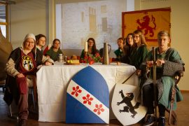 Das Mittelalter erleben: Ritter und Ritterfräuleins an der AvH Das Mittelalter erleben: Ritter und Ritterfräuleins an der AvH